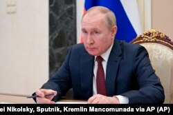 El presidente ruso, Vladimir Putin, asiste a una reunión del gabinete a través de una videoconferencia en el Kremlin en Moscú, Rusia, el 12 de enero de 2022. Foto: Alexei Nikolsky, Sputnik, Kremlin Mancomunada via AP.
