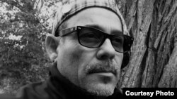 Juan-Si González, artista plástico. Reside actualmente en Ohio.
