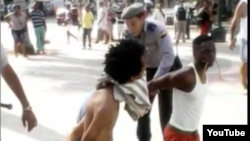 Reporta Cuba. Activistas detenidos durante una "sentada" en el Parque Central en La Habana.