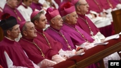 Cardenales asisten a la misa votiva "Pro eligendo Pontífice" previa al comienzo del cónclave, en la basílica de San Pedro del Vaticano, este martes 12 de marzo de 2013. 