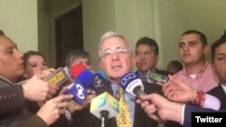 El expresidente colombiano Alvaro Uribe dijo a periodistas que en algún momento estaba dispuesto a reunirse con las FARC.