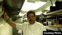 El chef Alex García posa durante una entrevista en su nuevo restaurante Copacabana Supper Club, en la primera planta del edificio que alberga el salón de baile Copacabana, en el corazón de Times Square en Nueva York.