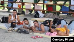 Cubanos en un albergue habilitado por el Gobierno de Costa Rica. Foto: "Prensa Libre".