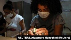 Cubanas trabajan en una empresa privada de cosméticos orgánicos. REUTERS/Alexandre Meneghini