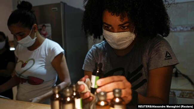 Cubanas trabajan en una empresa privada de cosméticos orgánicos. REUTERS/Alexandre Meneghini