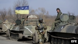 Tropas ucranianas con piezas de artillería, durante la retirada de armamento pesado cerca de Vasiukovka, Donetsk (Ucrania).