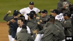 Los jugadores de los Tigres de Detroit celebran el triunfo sobre los Yanquis de Nueva York hoy, jueves 18 de octubre de 2012, en el Comerica Park de Detroit (EEUU).