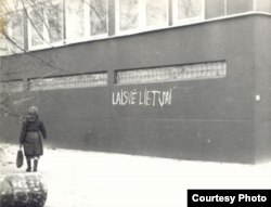 Muro pintado "Libertad para Lituania" durante la ocupación soviética.