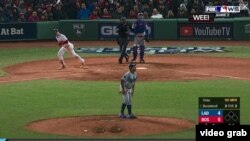 El emergente Eduardo Núñez empieza la vuelta al cuadro en el primer juego de la Serie Mundial de Béisbol 2018, mientras el relevista de los Dodgers, Alex Wood ve la pelota alejarse fuera del terreno, a 373 pies del plato. 