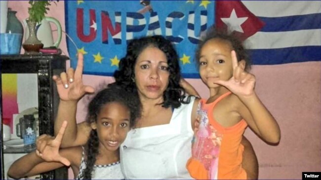 Aymara Nieto Muñoz junto a sus hijas. 