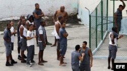 Varios reclusos permanecen en el patio de una prisión en Cuba. Foto Archivo.