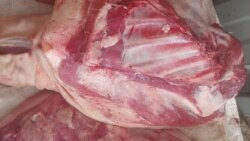 Policía confisca carne de cerdo a un activista y le impone una multa