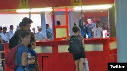 La activista cubana Lia Villares en la ventanilla del chequeo de inmigración, en el Aeropuerto Internacional José Martí, de La Habana.