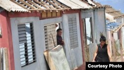 En Maisí: Pocos techos de fibrocem o de zinc quedaron completos tras el paso del huracán Matthew (Venceremos)
