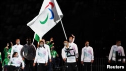 Juegos Paralímpicos de Tokio 2020 - Ceremonia de apertura de los Juegos Paralímpicos de Tokio 2020 - Estadio Olímpico, Tokio, Japón - 24 de agosto de 2021. Alia Issa del Equipo Paralímpico de Refugiados y Abbas Karimi del Equipo Paralímpico de Refugiados 