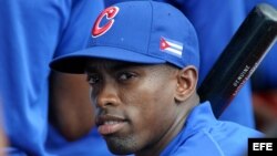 El lanzador Yadier Pedroso (centro) junto a otros compañeros de equipo entrenan hoy, martes 7 de marzo, en el estadio Hiram Bithorn, en San Juan Puerto Rico. El equipo cubano participa del Mundial de Béisbol que inicia hoy, en Puerto Rico. EFE/Thais Llorc