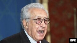 El enviado conjunto de la Liga Árabe y de la ONU para Siria, Lakhdar Brahimi, comparece ante los medios.