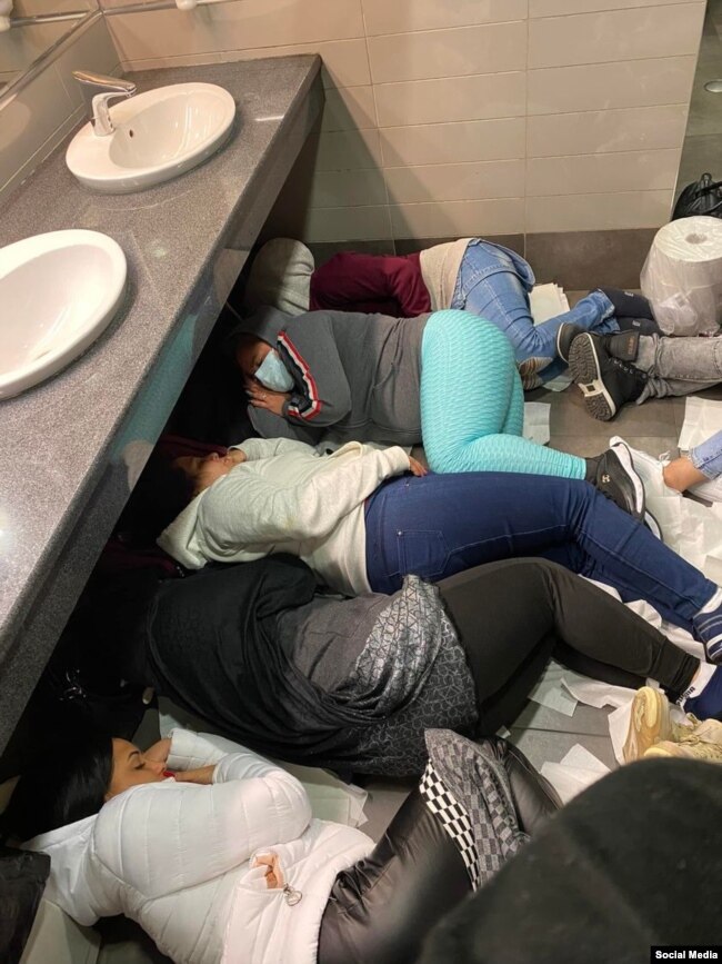 Los cubanos tuvieron que acurrucarse en el piso de los baños para poder dormir. (Foto: Facebook/Marisleisis Díaz)