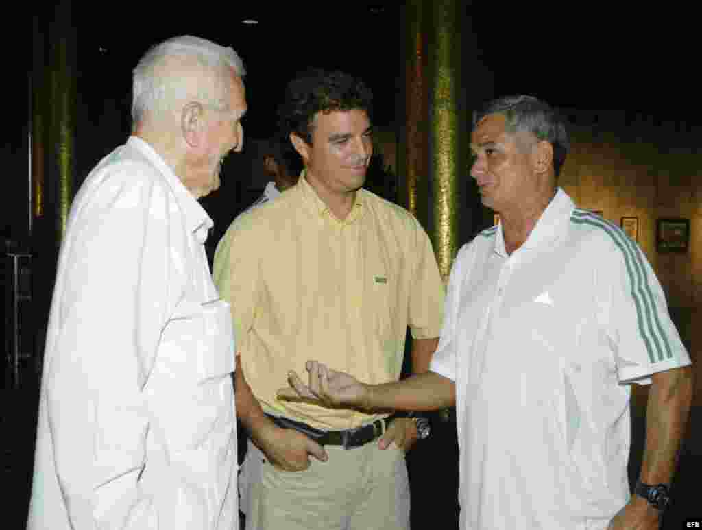 El presidente del Comité Olímpico Cubano y vicepresidente del Consejo de ministros de Cuba, José Ramón Fernández a la izquierda con la ropa de la marca Adidas.