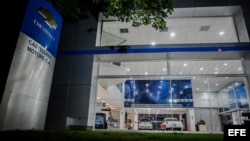 La vitrina vacía de un concesionario en Caracas.