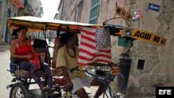 Bandera de EEUU en bicitaxis cubanos.