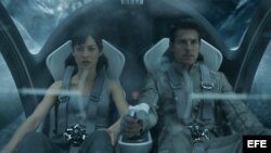 La actriz Olga Kurylenko en el papel de Julia y el actor Tom Cruise en el papel de Jack, en la película de ciencia ficción "Oblivion".