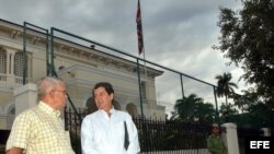 El ex-preso político cubano, el economista Oscar Espinosa Chepe (i), condenado en el grupo de los 75, liberado a fines del año pasado por una licencia extrapenal, conversa con el líder del Movimiento Cristiano Liberación, Oswaldo Payá Sardiñas (2do i).