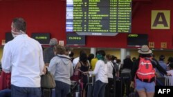 Viajeros esperan sus vuelos de regreso a casa en el Aeropuerto Internacional José Martí de La Habana.