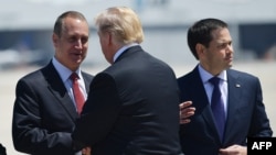 El presidente Donald Trump recibido por el legislador Mario Díaz-Balart y el senador Marco Rubio en el Aeropuerto Internacional de Miami, el 16 de abril de 2018. 