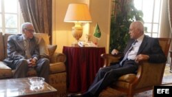 El emisario internacional para Siria, Lakhdar Brahimi (i) conversa con el secretario general de la Liga Árabe, Nabil Al Arabi (d).