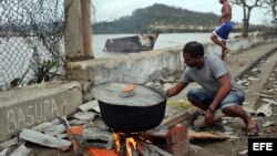 Cubanos se recuperan hoy, miércoles 5 de octubre de 2016, de los destrozos y estragos causados por el paso del huracán Matthew en Baracoa, provincia de Guantánamo (Cuba). El huracán Matthew dejó a su paso por Cuba graves destrozos en el extremo oriental