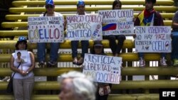 Simpatizantes de la oposición participan en una manifestación en contra del gobierno nacional en la plaza Brión de Chacaito en Caracas