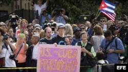 Personas que asisten a la ceremonia de reapertura de la embajada cubana en Washington.