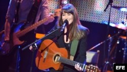 La cantante francesa y exprimera dama de Francia, Carla Bruni, se presenta en la ceremonia de la música Echo Music Award, en Berlín.