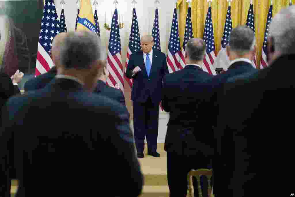 Trump se reúne con los veteranos de la Brigada 2506. AP Photo/Evan Vucci