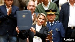 La presidenta interina de Bolivia, Jeanine Añez, proclama la Ley de régimen excepcional y transitorio para la realización de elecciones generales.