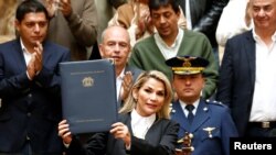La presidenta interina de Bolivia, Jeanine Añez, proclama la Ley de régimen excepcional y transitorio para la realización de elecciones generales. 