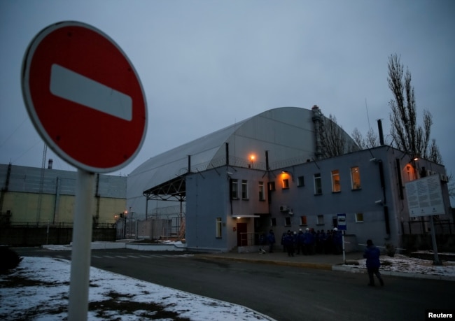 La nueva estructura de confinamiento seguro sobre el viejo sarcófago que cubre el cuarto reactor dañado en la central nuclear de Chernóbil.