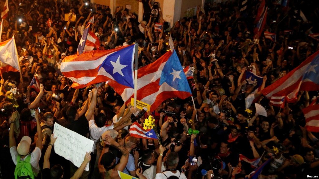 Boricuas celebran el anuncio de la renuncia del gobernador Rosselló. REUTERS/Marco Bello