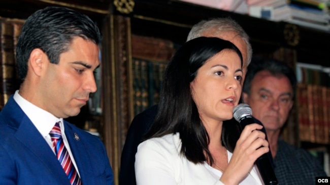 Rosa MarÃ­a PayÃ¡, coordinadora de âCuba Decide", durante una conferencia de prensa en Miami sobre la nueva ConstituciÃ³n en Cuba. (Roberto Koltun)