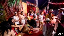 Artistas cubanos del circo quedaron estancados en su gira por el coronavirus. PETER POWELL / AFP