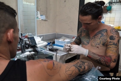 Joven cubano deja la enfermería para dedicarse a hacer tatuajes