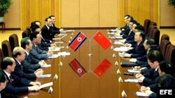 Archivo - KIM JONG-IL RECIBE CON ABRAZOS A WEN BAJO ESPERANZA DIÁLOGO DESNUCLEARIZACIÓN