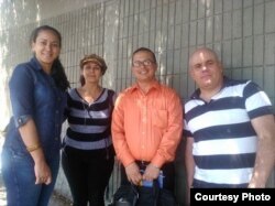 Representantes de la comunidad cubana en Ecuador a las afueras de la Embajada de EEUU en Quito.