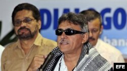 El integrante del equipo negociador de las FARC, Seuxis Paucias Hernández Solarte (frente), alias "Jesús Santrich", hace una declaración a la prensa hoy, martes 30 de abril de 2013.