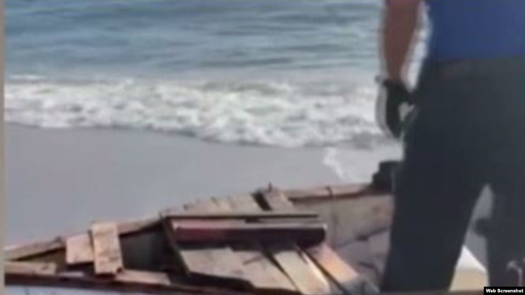 El bote abandonado en la playa de Sunny Isles es inspeccionado por las autoridades. (Captura de imagen/Telemundo 51)