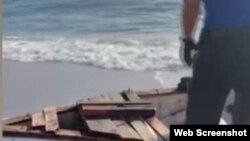 El bote abandonado en la playa de Sunny Isles es inspeccionado por las autoridades. (Captura de imagen/Telemundo 51)