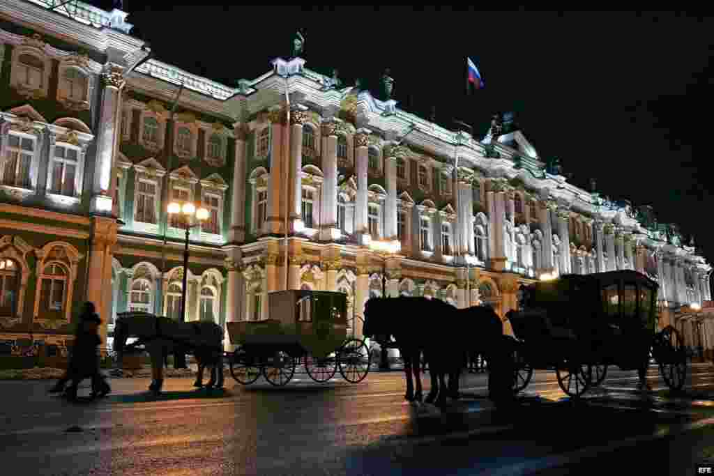 Vista general de la iluminación de la plaza Dvortsovaya en San Petersburgo.