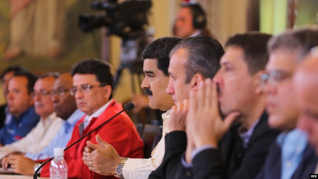 Fotografía cedida por el Palacio de Miraflores donde se observa al presidente venezolano Nicolás Maduro (c) durante un acto de gobierno