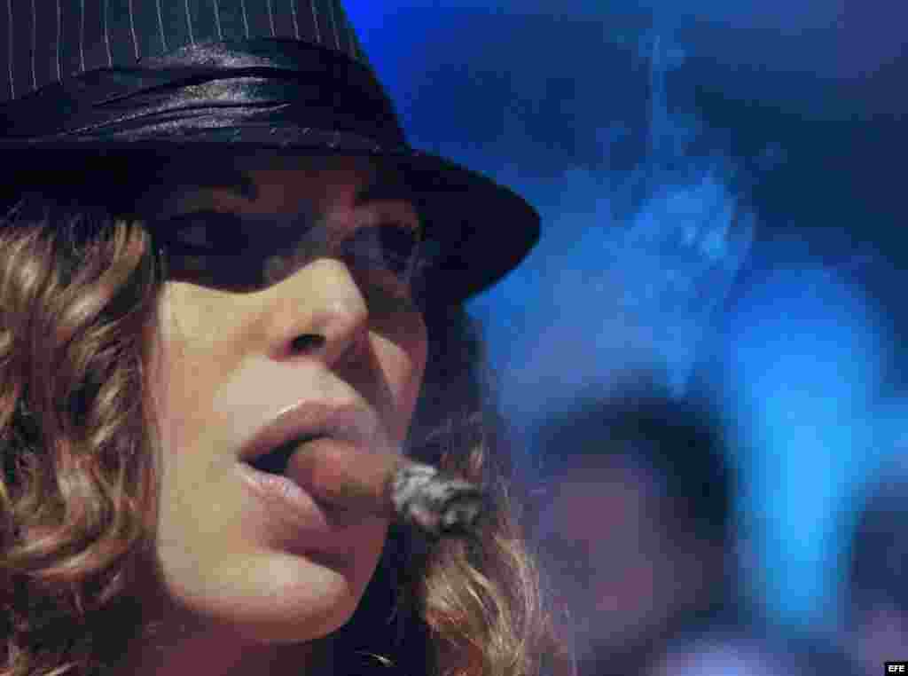 Una mujer fuma un puro durante la clausura, hoy 02 de marzo del 2013, del XV Festival del Habano en Cuba. EFE/Stringer